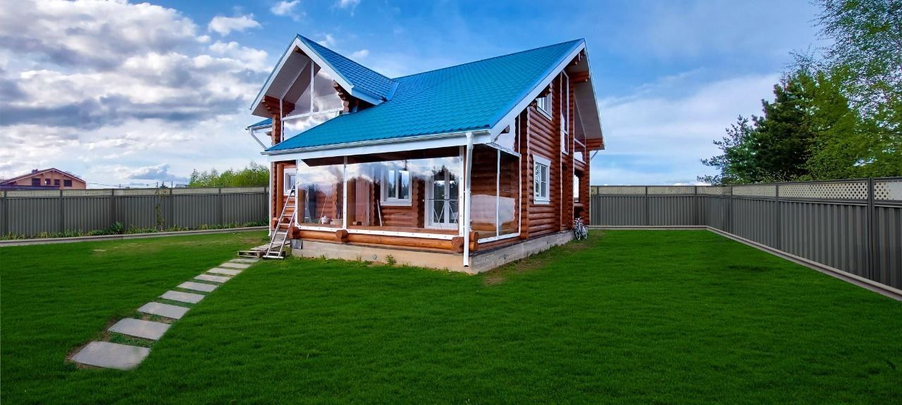 Мягкие окна на веранде загородного дома в Красной Горе